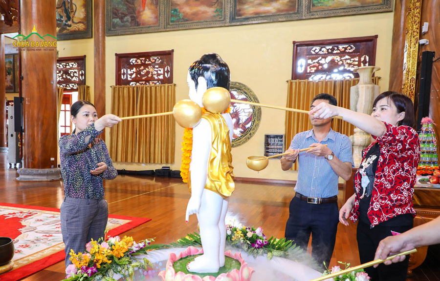 Nhân ngày Phật đản, phái đoàn đã dâng hương, lễ Phật và thực hiện nghi lễ tắm Phật tại Chính điện chùa Ba Vàng