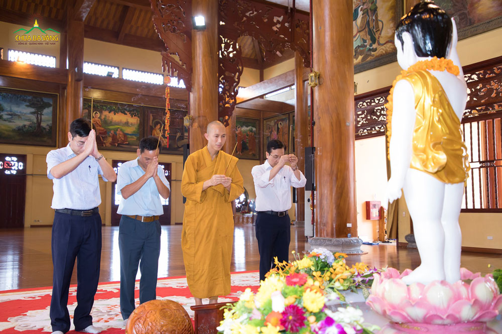 Phái đoàn dâng hương, lễ Phật tại Chính điện tầng 2 chùa Ba Vàng