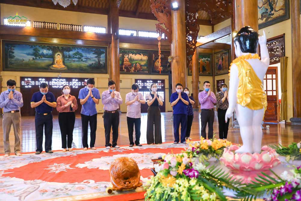 Nhân ngày Phật đản, phái đoàn đã dâng hương, lễ Phật tại Chính điện chùa Ba Vàng