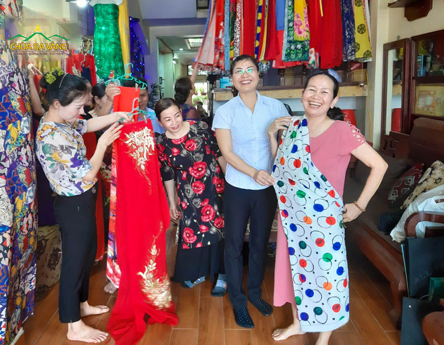 Nhóm Phật tử CLB Sao Mai - Bắc Ninh vui vẻ cùng nhau chọn những bộ trang phục thật đẹp, thật ấn tượng để về chùa vào ngày tu học ngày mai - ngày 30/4/Canh Tý
