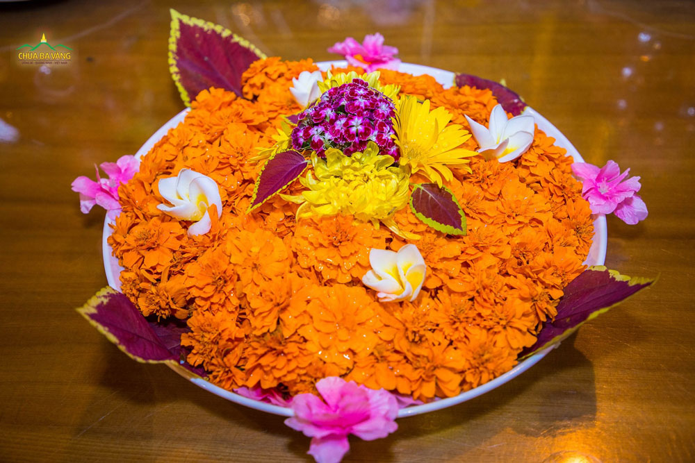 Những bông hoa tươi đẹp nhất đã được quý Phật tử chuẩn bị để dâng lên cúng dường Đức Phật