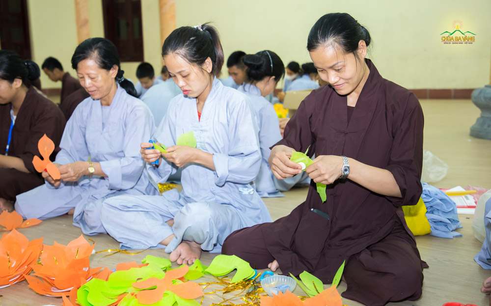 Những chiếc hoa đăng đang được hoàn thành bởi những bàn tay khéo léo của các Phật tử