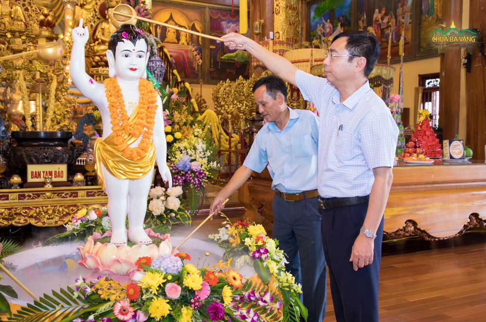   Ông Đào Ngọc Sơn - Ủy viên Ban Thường vụ, Trưởng Ban Dân vận Thành ủy, Chủ tịch Ủy ban MTTQVN thành phố Uông Bí thực hiện nghi lễ tắm Phật  