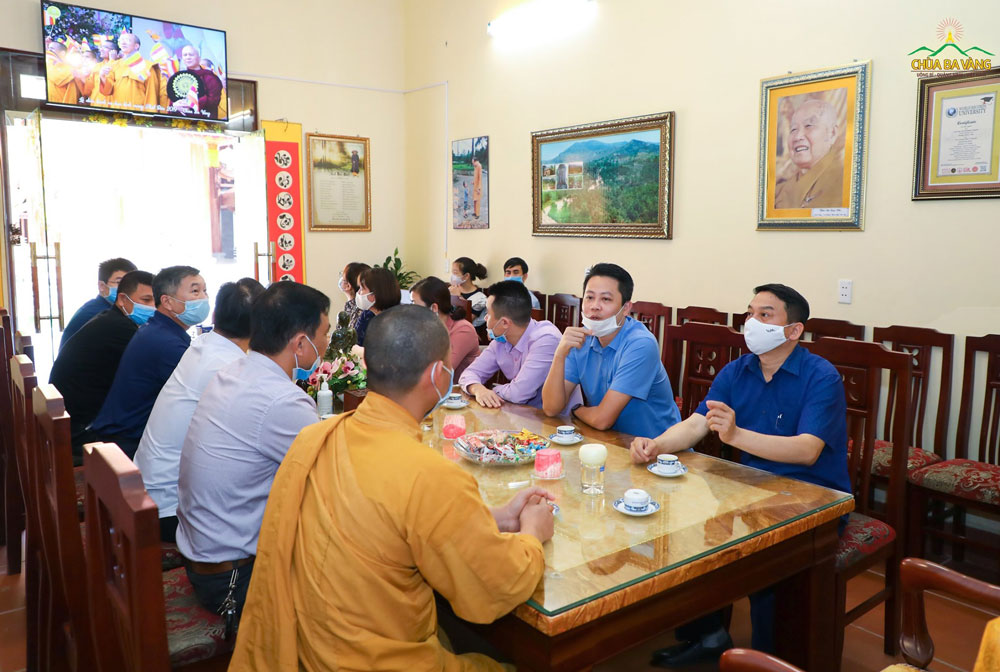 ông Nguyễn Trọng Hải - Bí thư Đảng uỷ phường Quang Trung, thành phố Uông Bí cùng phái đoàn đã đến thăm, tặng hoa chúc mừng nhân dịp Phật đản tại chùa Ba Vàng