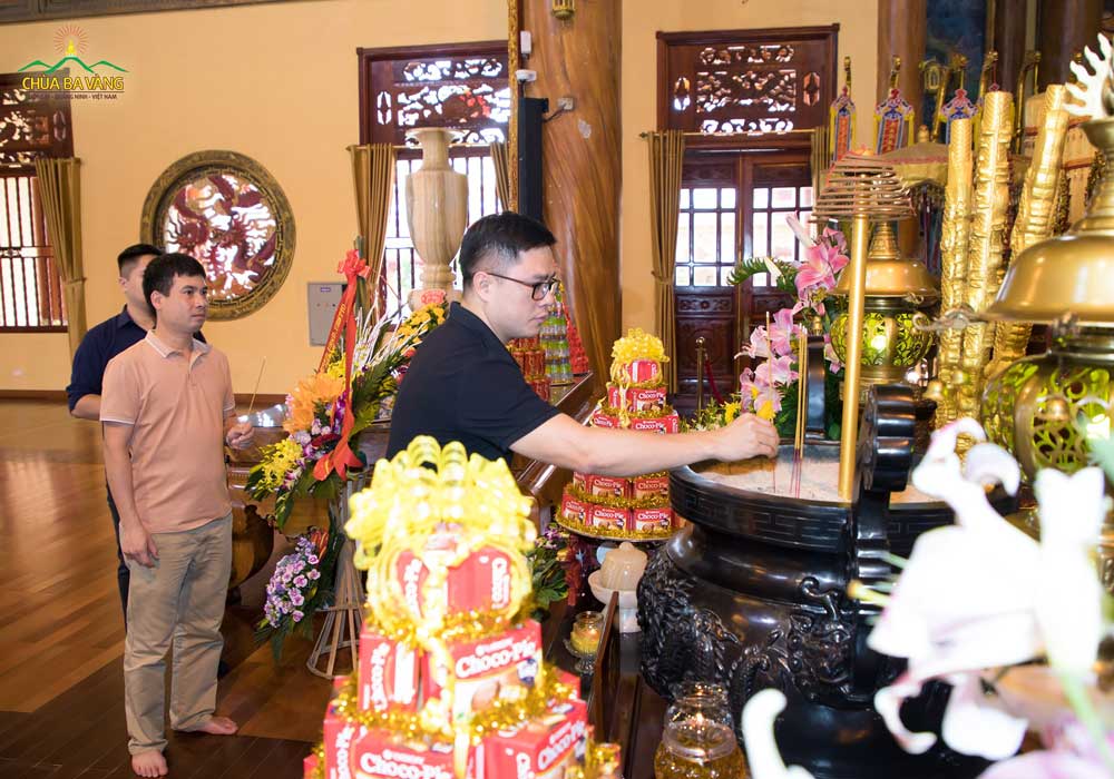 Ông Thân Vũ Hải Ninh cùng phái đoàn dâng hương, lễ Phật tại Ban Tam Bảo chùa Ba Vàng