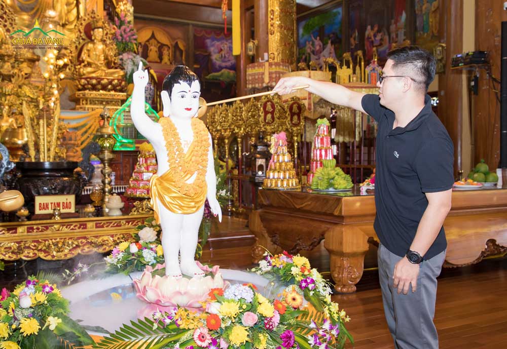 Ông Thân Vũ Hải Ninh thực hiện nghi thức tắm Phật