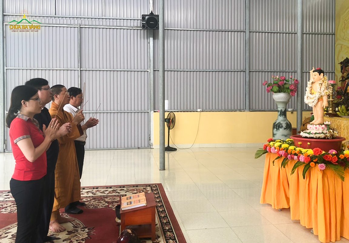 Ông Phạm Ngọc Cảnh cùng phái đoàn đã dâng hương, lễ Phật tại Chính điện chùa Đế Thích