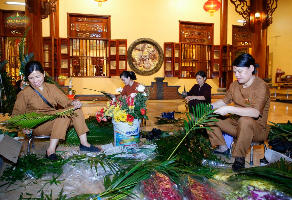 Phật tử Ban hoa hoan hỷ làm việc phụng sự Tam Bảo