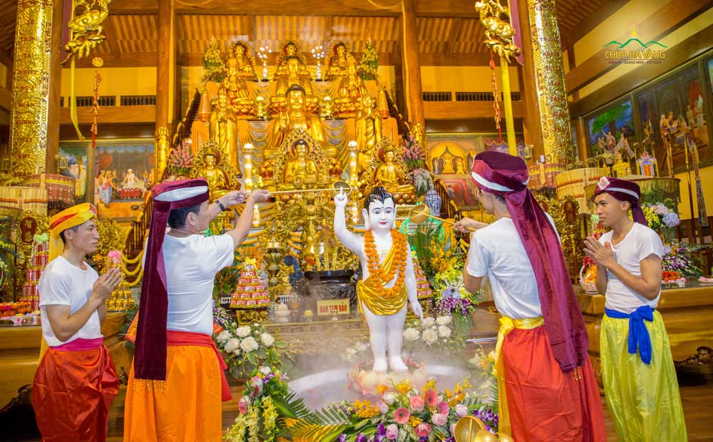   Phật tử chùa Ba Vàng thực hiện nghi lễ tắm Phật  
