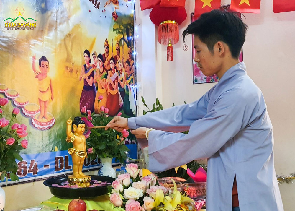   Phật tử chùa Ba Vàng cung kính thực hiện nghi lễ tắm Phật tại nhà  
