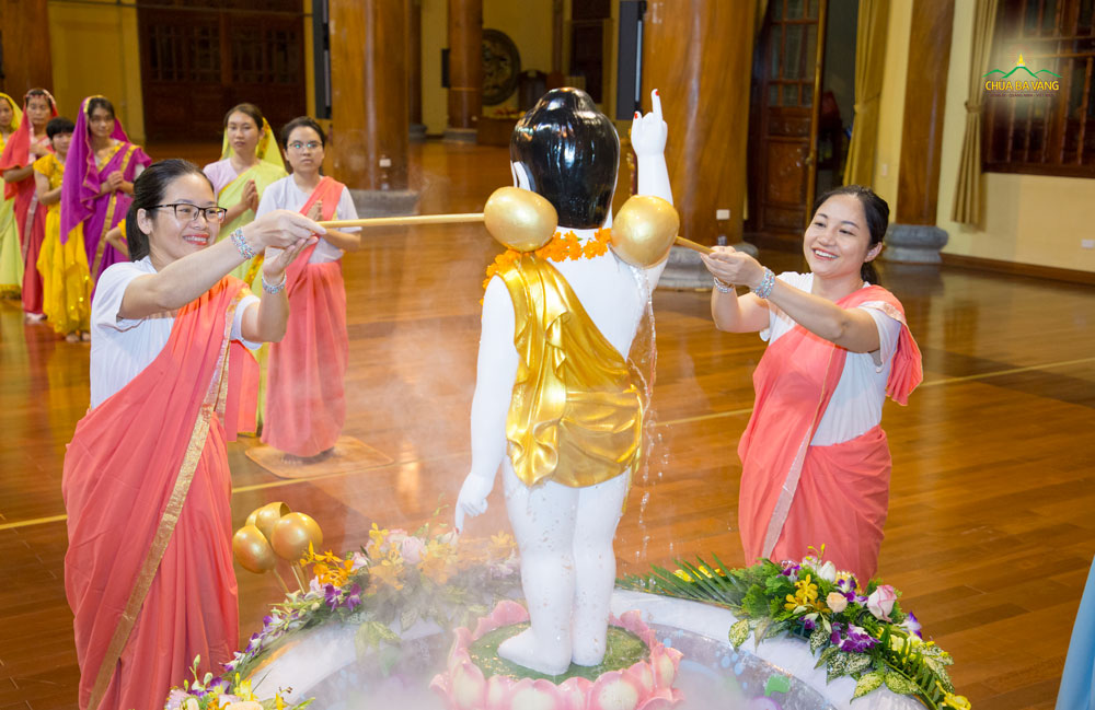   Phật tử chùa Ba Vàng hạnh phúc vì được tắm tôn tượng Đức Phật đản sinh  