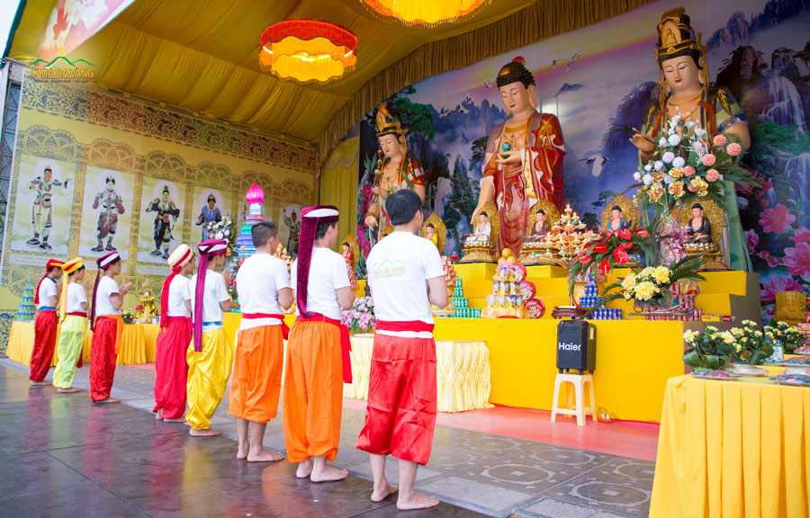   Phật tử chùa Ba Vàng thành kính dâng những bông hoa tỏa ngát hương thơm để cúng dường Phật nhân ngày lễ Phật đản  