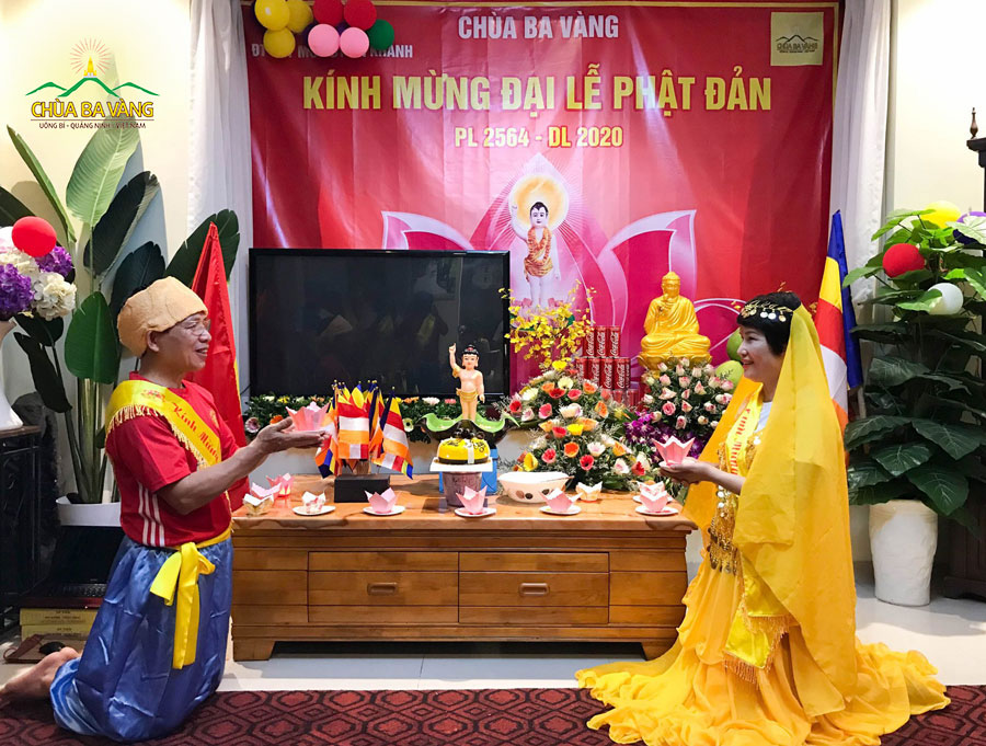 Phật tử thành kính dâng hoa đăng kính mừng Phật đản 2020
