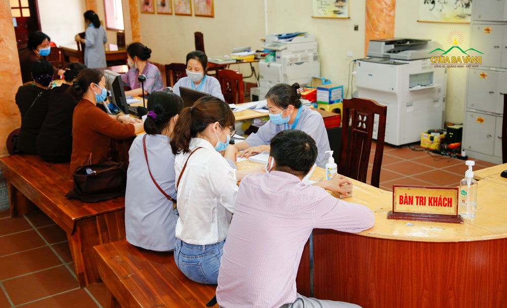 Các Phật tử đăng ký ăn cơm trưa miễn phí tại Ban tri khách