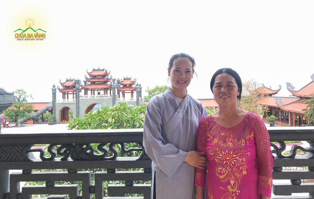 Phật tử Đỗ Thị Thúy hiện đang sinh hoạt tại CLB Trúc Hưng, Tp. Hưng Yên về chùa Ba Vàng tham dự lễ cầu siêu