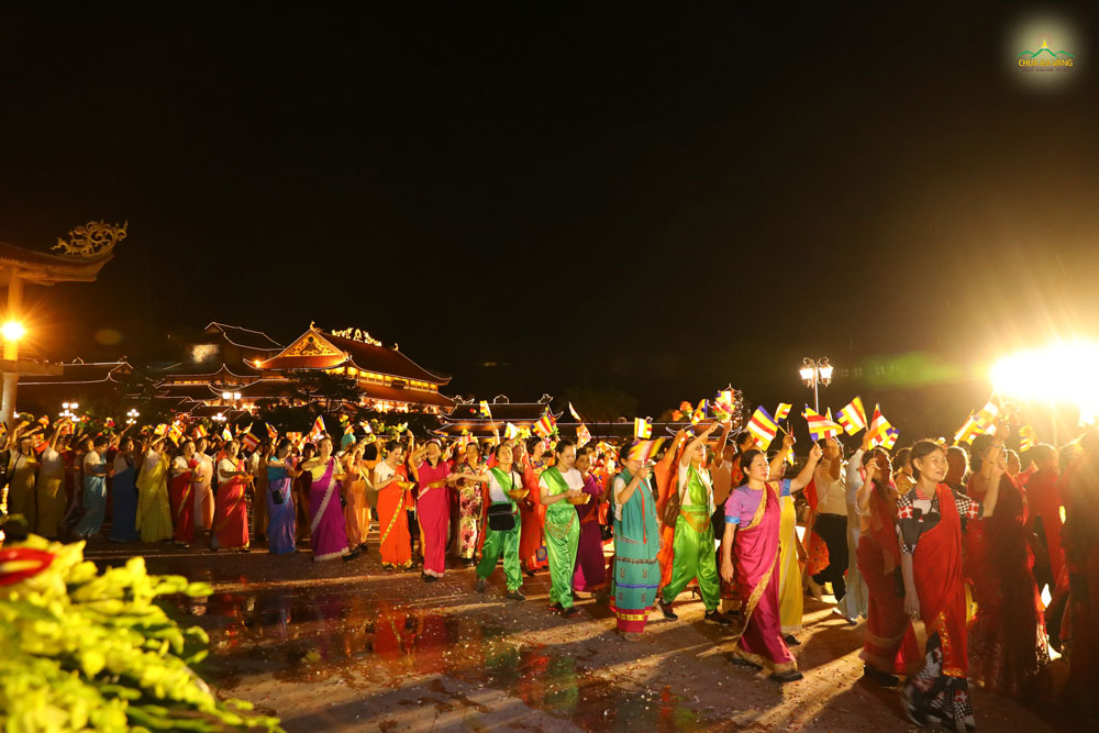 Trong những bộ trang phục Ấn Độ rực rỡ đa sắc màu, các Phật tử “hóa thân” thành những người dân kinh thành Ca-tỳ-la-vệ, hân hoan đón mừng Đức Phật ra đời
