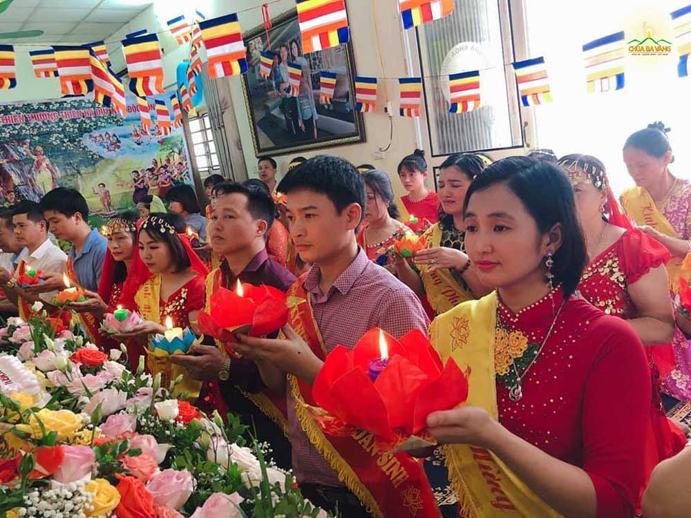 Phật tử Nguyễn Thị Kim Hoàn dâng hoa đăng cùng các đạo hữu của mình trong đạo tràng Trúc Hưng - Hưng Yên để tri ân Đức Phật nhân lễ kỉ niệm Ngài thị hiện nơi đời - Đại lễ Phật đản 2020