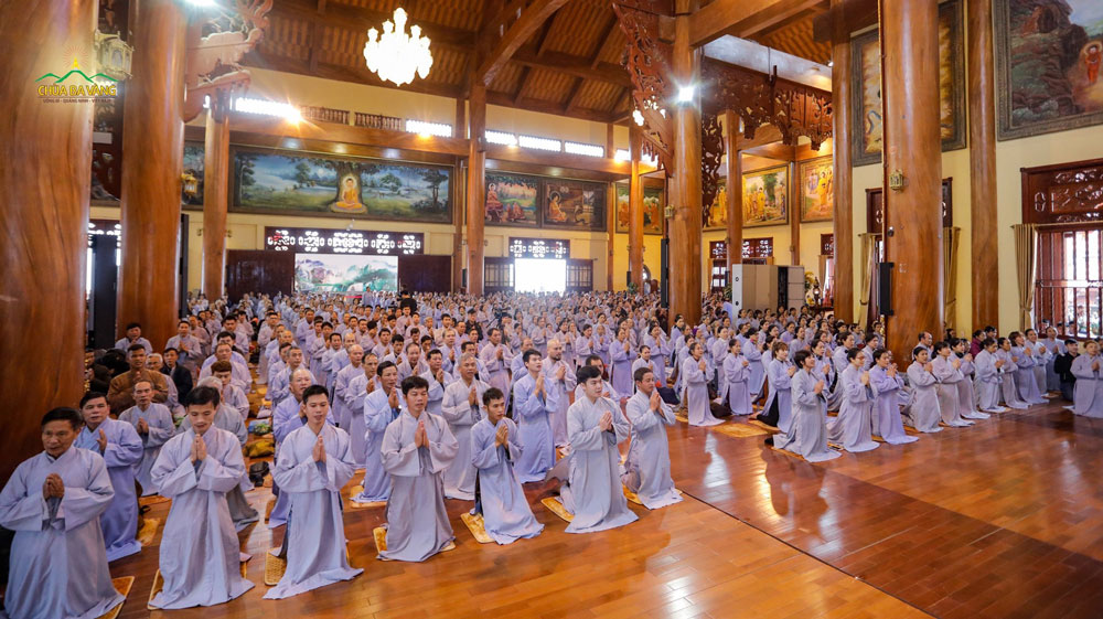 Phật tử phát nguyện quy y Tam Bảo, thọ trì ngũ giới trong ngày tu Bát quan trai mùng 8 hàng tháng tại chùa Ba Vàng
