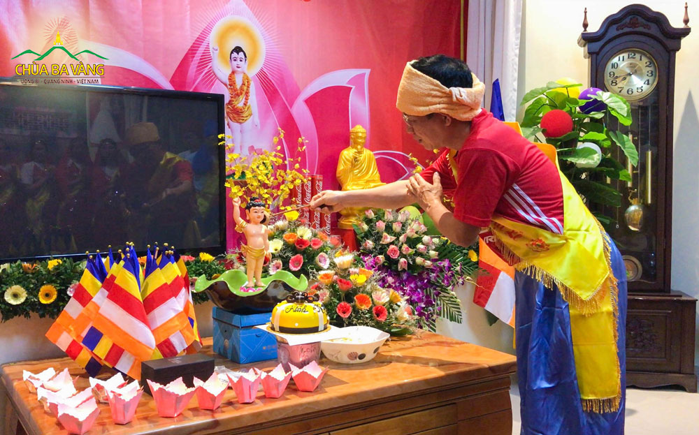 Phật tử trong CLB Minh Long Cúc Vàng thành kính thực hiện nghi lễ tắm Phật trong ngày lễ Khánh đản