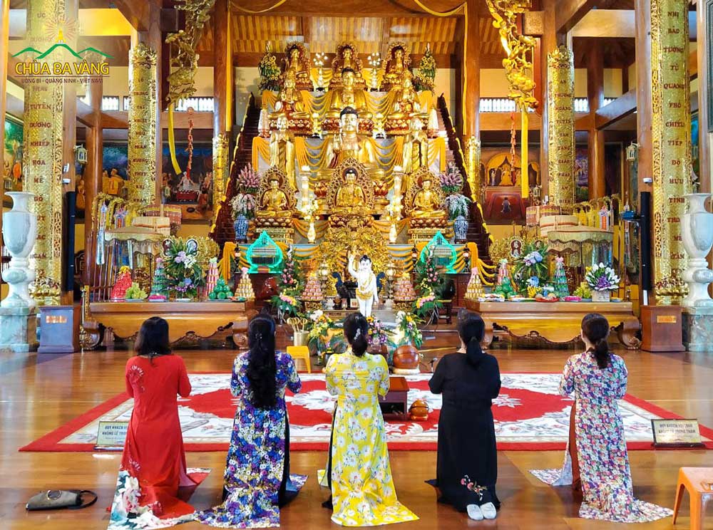 Các Phật tử trong đạo tràng Minh Khuê thành kính chắp tay hướng về Đức Thế Tôn để tri ân sự đản sinh của Ngài
