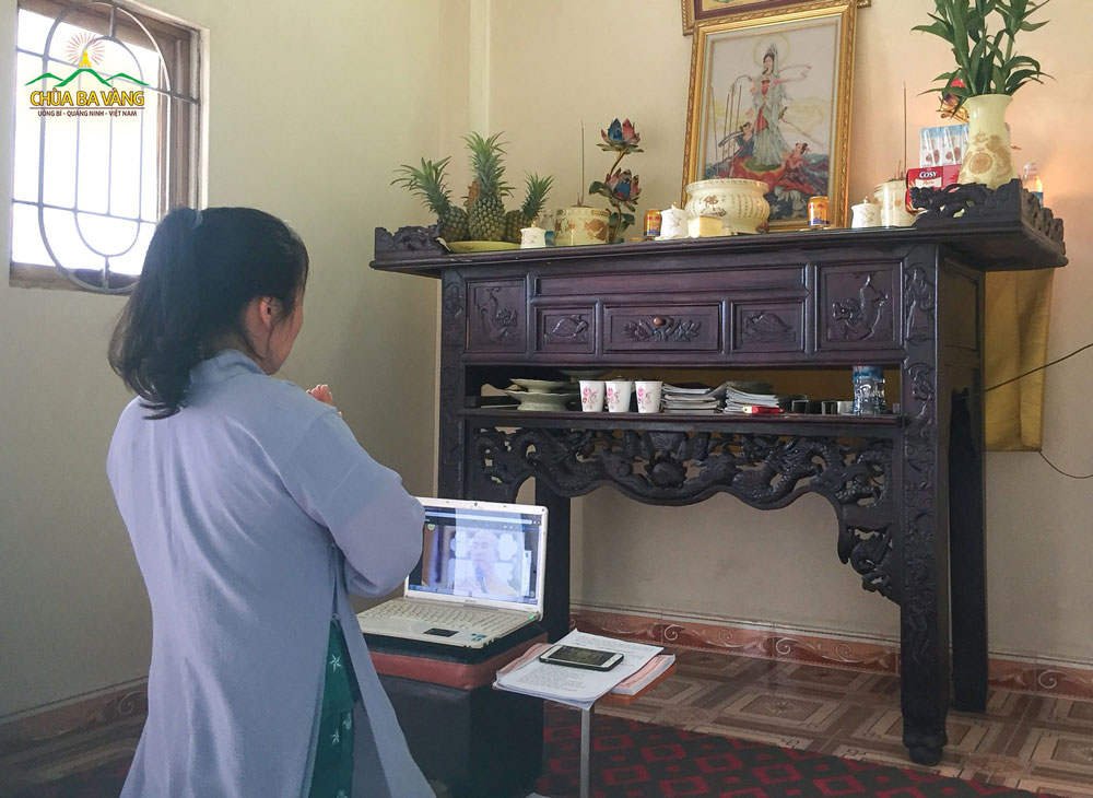 Phật tử thọ nhận Bát quan trai giới tại nhà thông qua chương trình trực tuyến