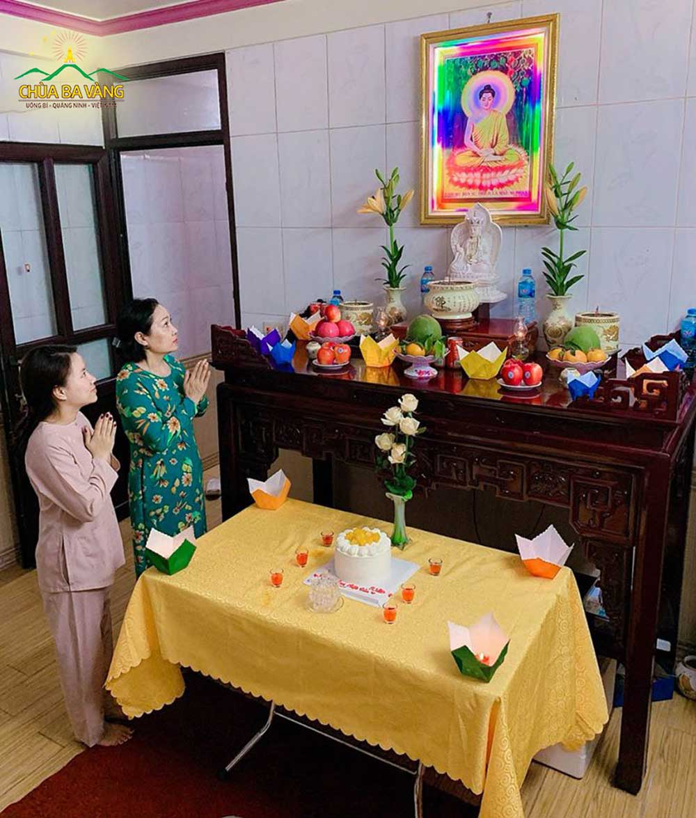 Phật tử trong CLB Cúc Vàng chắp tay thành kính hướng lên chư Phật để tỏ lòng biết ơn đến sự đản sinh của Đức Phật