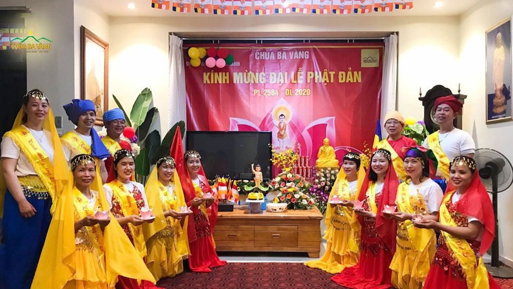 Các Phật tử trong CLB Minh Long Cúc Vàng - Hà Nội đã hân hoan tổ chức đón mừng Tết Phật đản tại gia