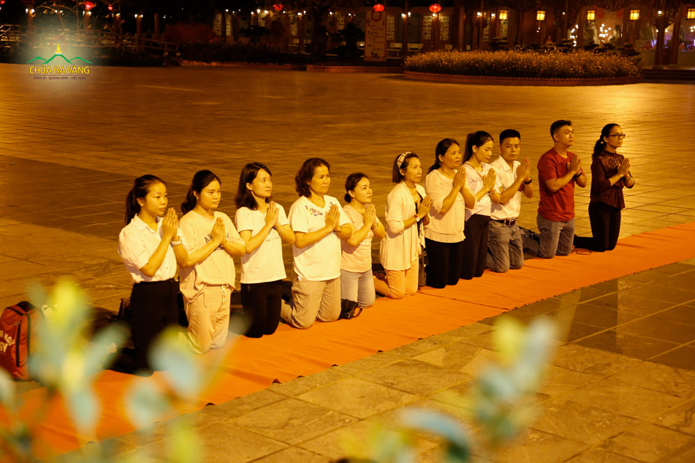 Phật tử trong đạo tràng Trúc Minh thành kính đảnh lễ Đức Phật tại sân chính điện chùa Ba Vàng 