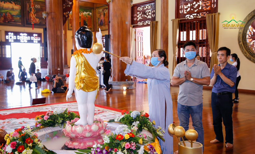 Phật tử và du khách thực hiện nghi lễ tắm Phật tại tầng 2 Chính điện chùa Ba Vàng