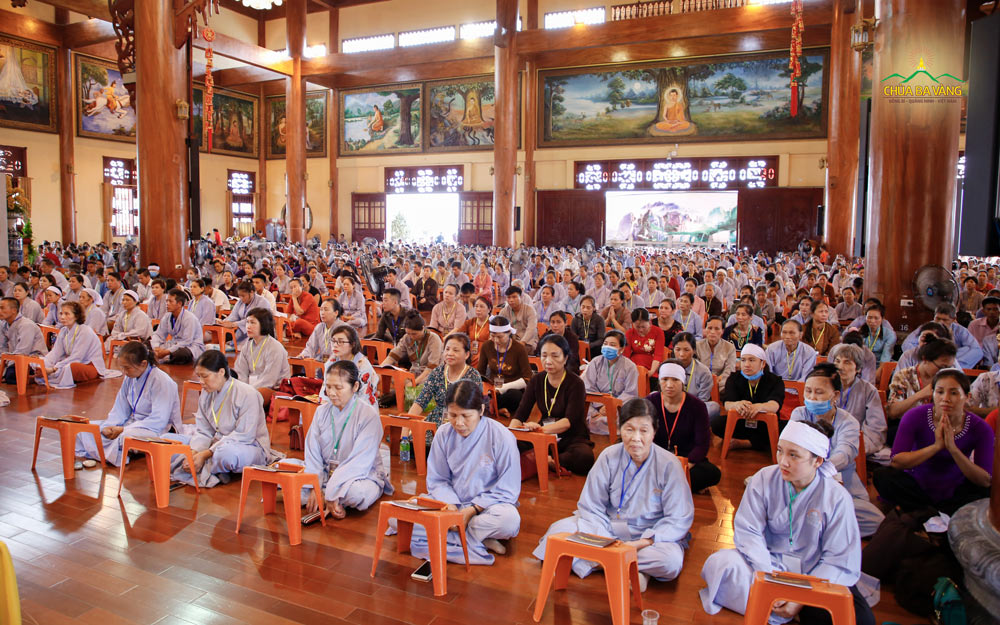 Hàng ngàn Phật tử đã vân tập về chùa Ba Vàng tham dự buổi lễ cầu siêu