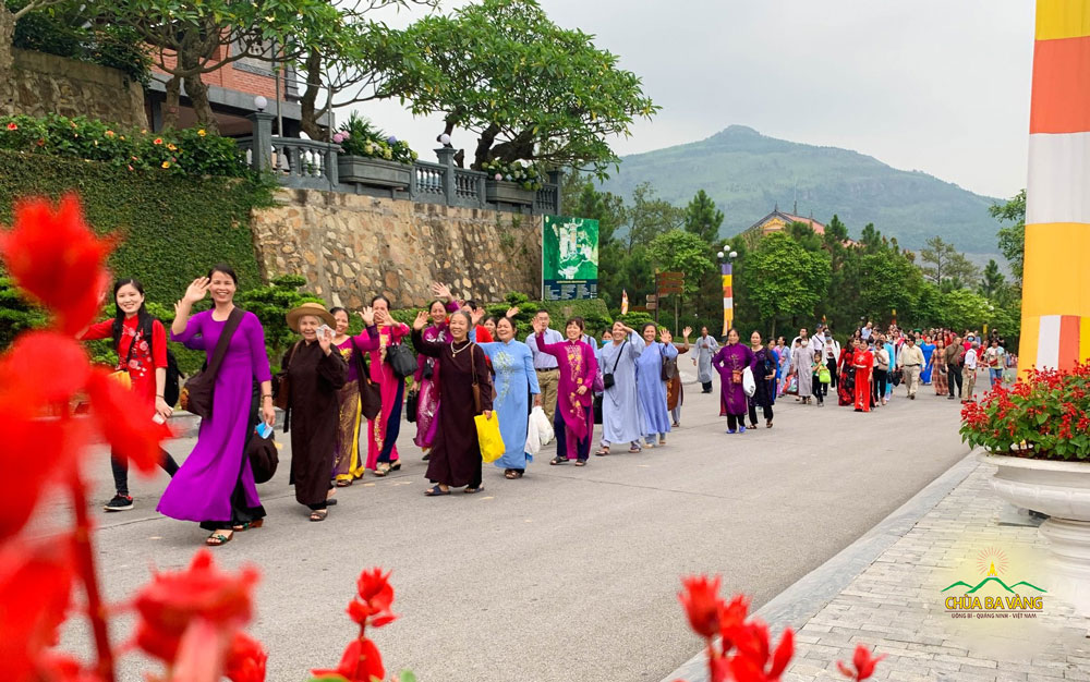 Phật tử Vũ Quỳnh Anh (áo đỏ, ngoài cùng bên trái) cùng các Phật tử hân hoan trở về chùa ba Vàng sau bao ngày mong nhớ