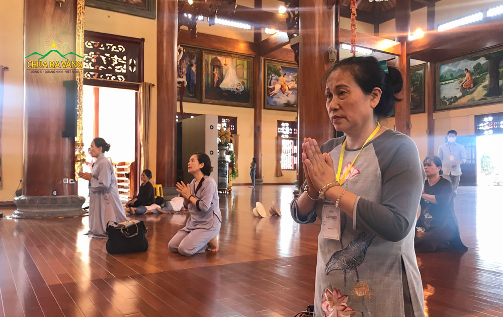 Phật tử Vũ Thị Loan, hiện đang sinh sống tại phường Thanh Sơn, thành phố Uông Bí về chùa tham dự buổi lễ cầu siêu