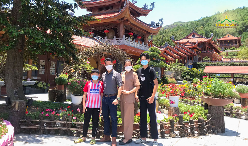 Phật tử Vũ Văn Dũng (thứ 2 từ trái sang) cùng gia đình về chùa tham quan, lễ Phật sau thời gian dài giãn cách xã hội