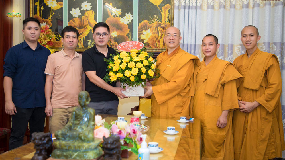 Sư Phụ cùng chư Tăng chùa Ba Vàng chụp hình lưu niệm cùng phái đoàn Công an tỉnh Quảng Ninh 