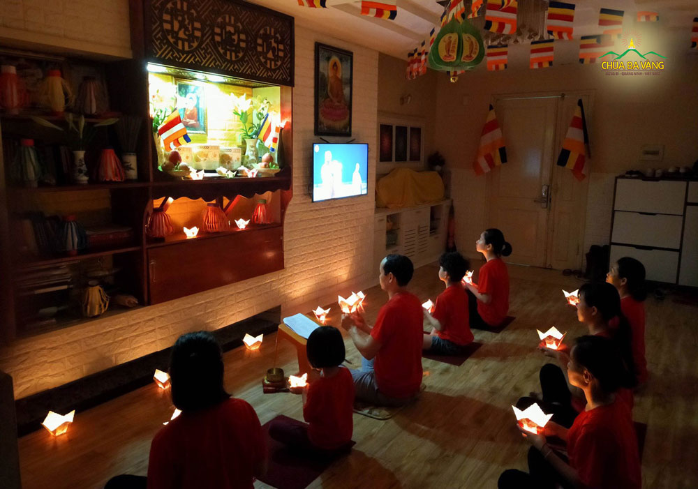 Qua chương trình “Đêm hoa đăng kính mừng Phật đản 2020”, các Phật tử tuy ở nơi xa nhưng cũng cảm nhận được nguồn ánh sáng từ bi và trí tuệ từ nơi Sư Phụ cùng Tăng đoàn
