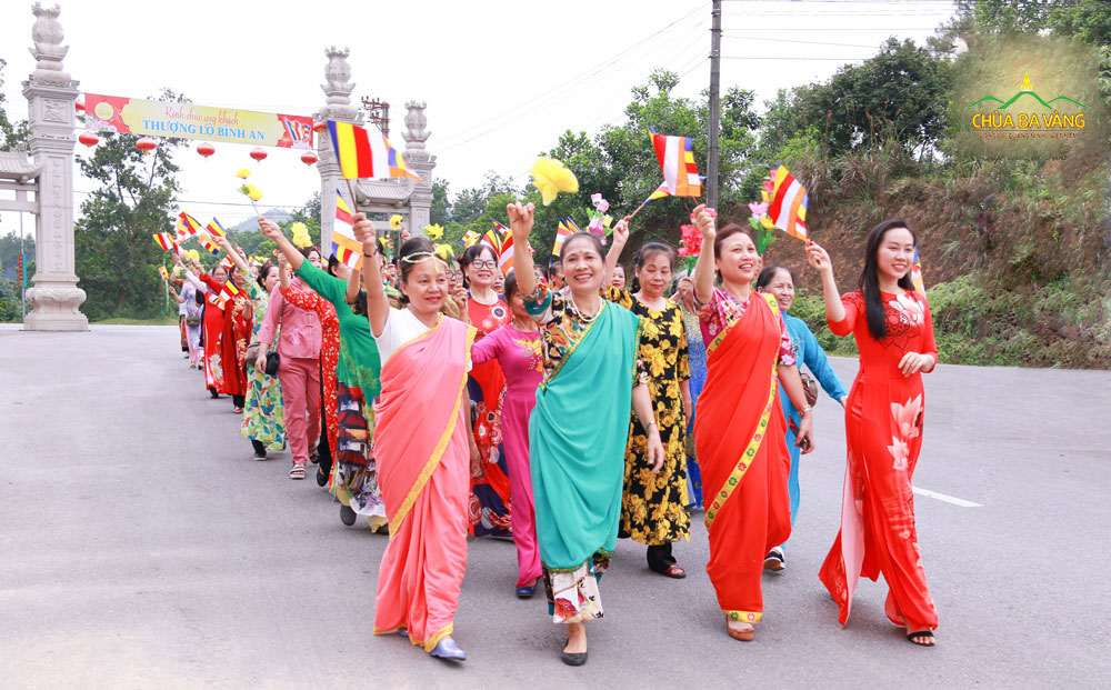 Phật tử rạng rỡ trong những tà áo dài truyền thống cùng những bộ trang phục Ấn Độ, vẫy cờ hoa hướng về chùa, mừng ngày Đức Phật ra đời