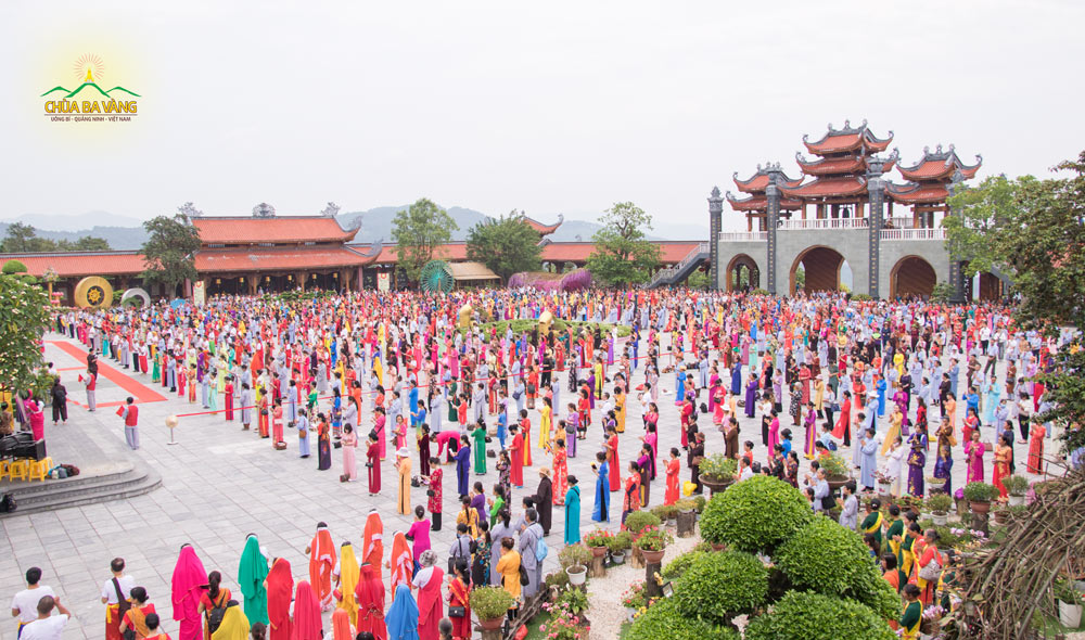 Sân Chính điện chùa Ba Vàng chật kín các Phật tử về chùa tu học và tham dự nghi lễ tắm Phật