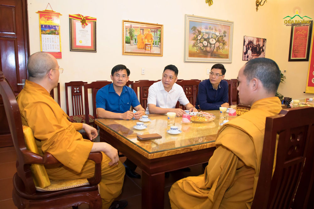 Sư Phụ Thích Trúc Thái Minh - Trụ trì chùa Ba Vàng và đại diện chư Tăng bổn tự đón tiếp đoàn lãnh đạo