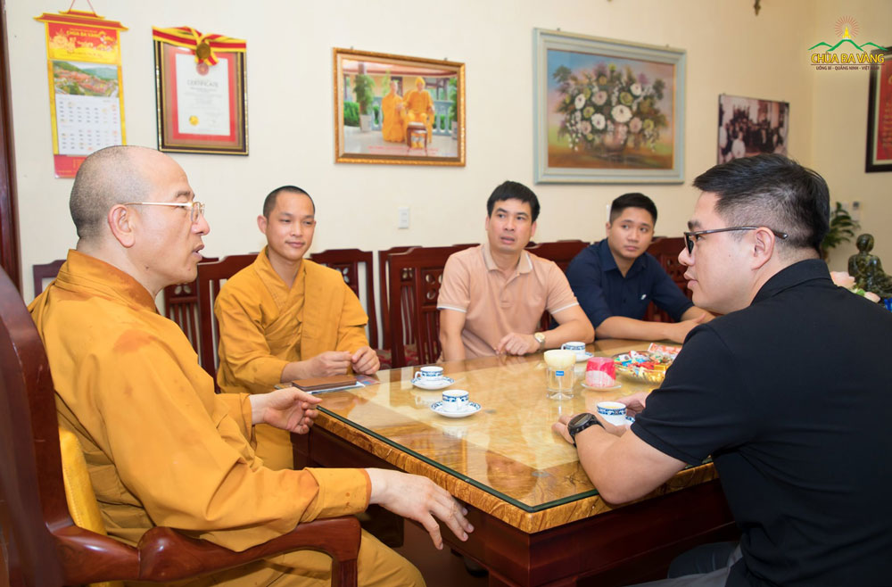 Sư Phụ Thích Trúc Thái Minh đón tiếp phái đoàn Công an tỉnh Quảng Ninh tại phòng khách chùa Ba Vàng 