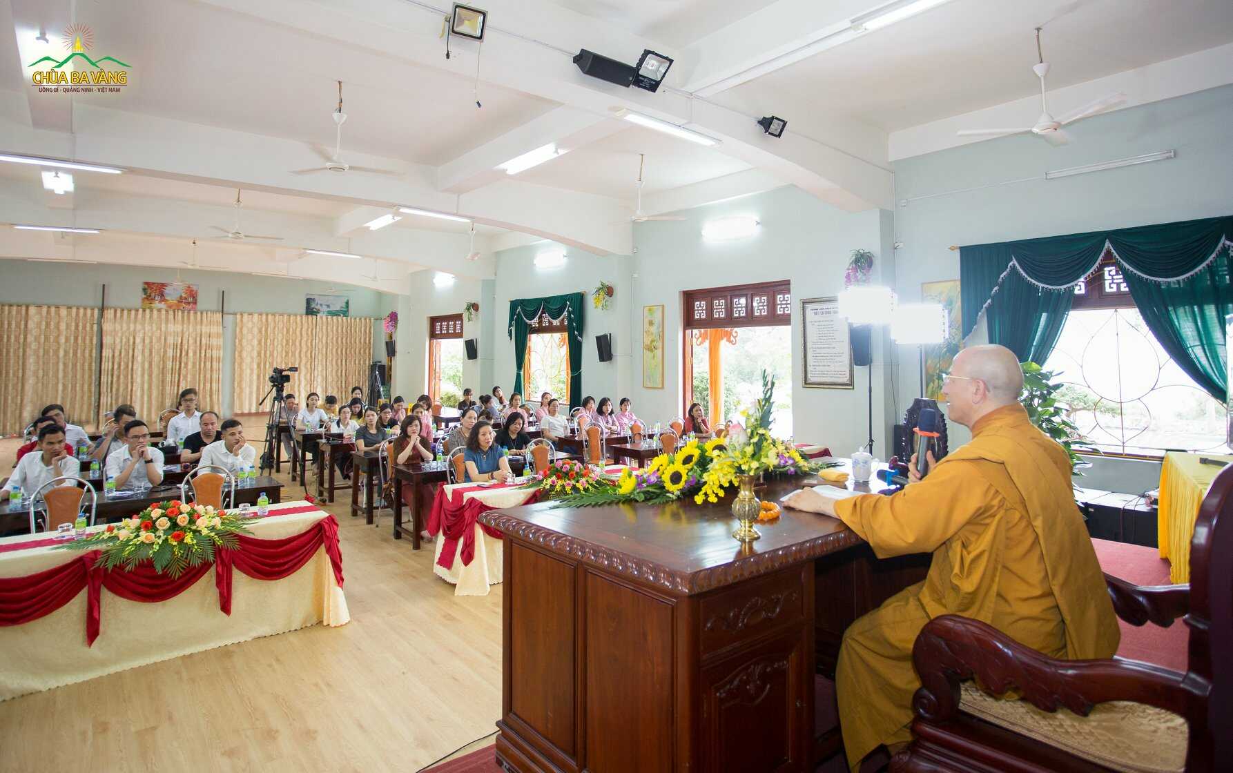 Sư Phụ Thích Trúc Thái Minh trong buổi chia sẻ với các thành viên Công ty Cổ phần Khách sạn Hồng Vận tại Tp.Móng Cái - tỉnh Quảng Ninh