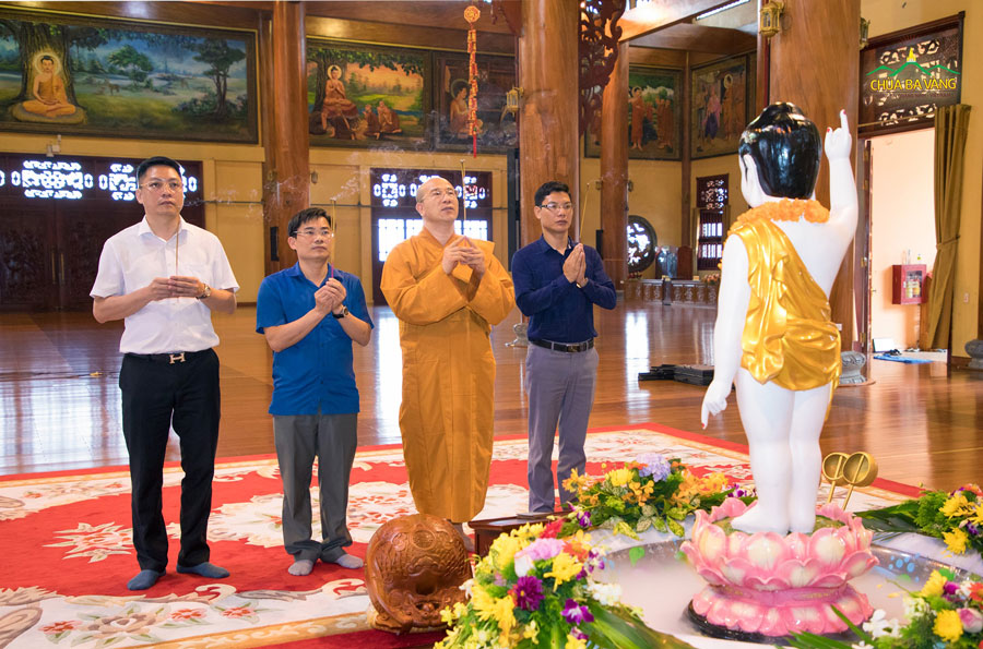 Sư Phụ Thích Trúc Thái Minh và đoàn lãnh đạo Ban Tôn giáo tỉnh Quảng Ninh dâng hương, lễ Phật nhân ngày Phật đản