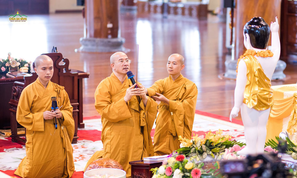 Sư Phụ Thích Trúc Thái Minh niêm hương bạch Phật trong ngày lễ Phật đản