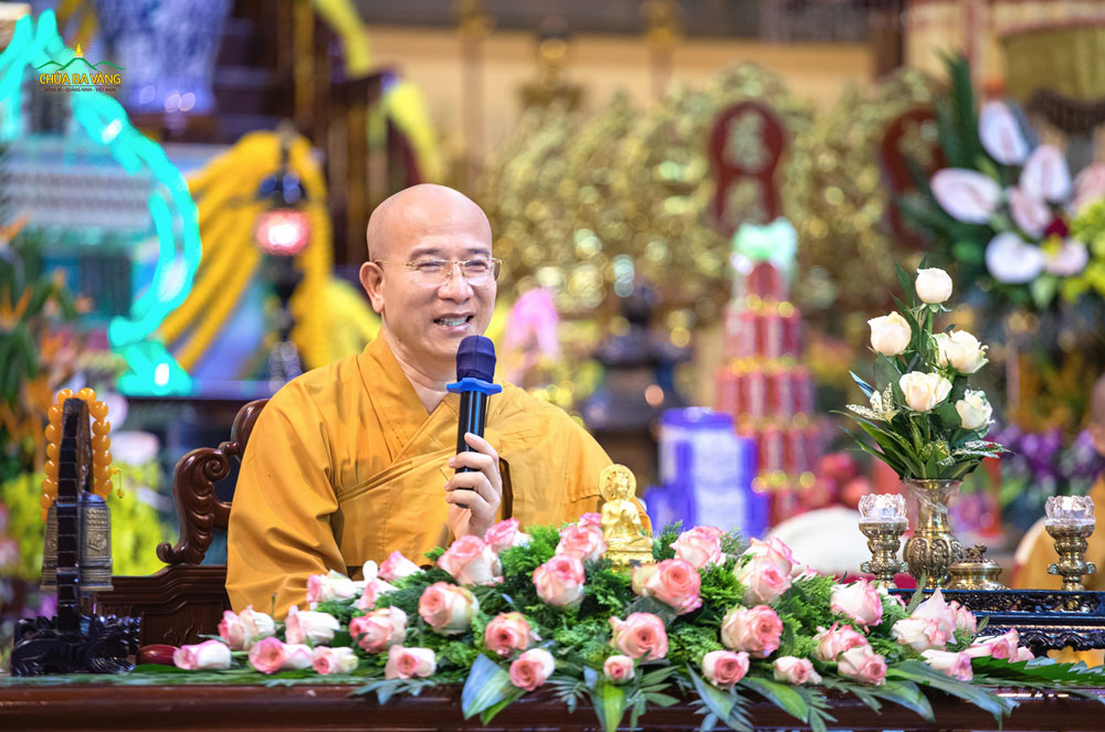 Sư Phụ Thích Trúc Thái Minh truyền trao Tam quy ngũ giới và Bát quan trai giới cho các Phật tử thông quan chương trình truyền hình trực tuyến