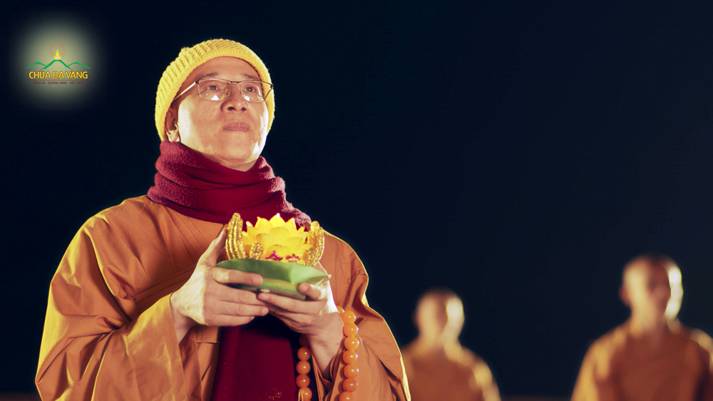 Sư Phụ Thích Trúc Thái Minh thành kính dâng lời tri ân đến Đức Bổn Sư trong đêm hoa đăng kính mừng Khánh đản