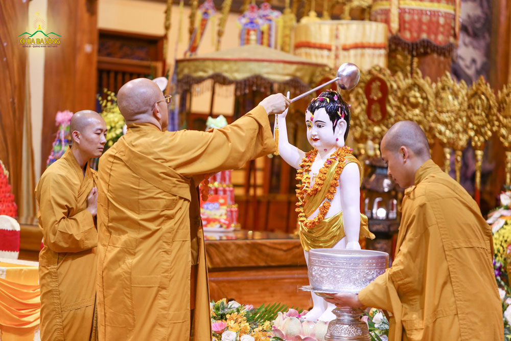 Sư Phụ Thích Trúc Thái Minh thực hiện nghi thức tắm Phật tại Chính điện tầng 1 chùa Ba Vàng