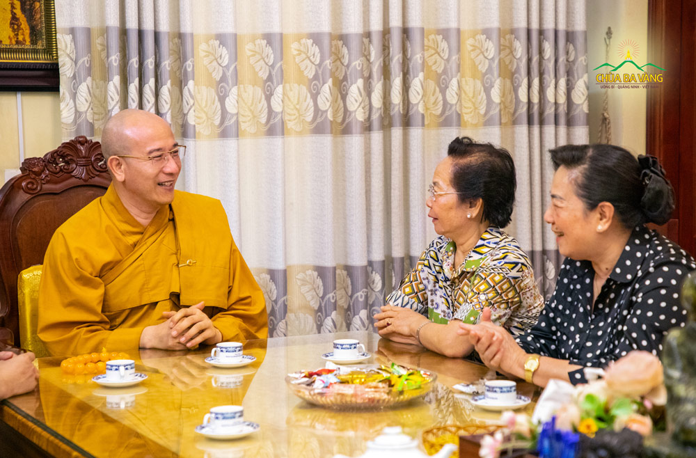 Sư Phụ Thích Trúc Thái Minh tiếp đón Bà Nguyễn Thị Doan và phái đoàn tại phòng khách chùa Ba Vàng