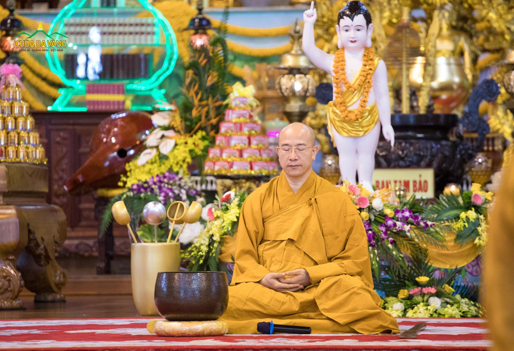 Sư Phụ Thích Trúc Thái Minh trong thời khóa tọa thiền tại Chính điện chùa Ba Vàng