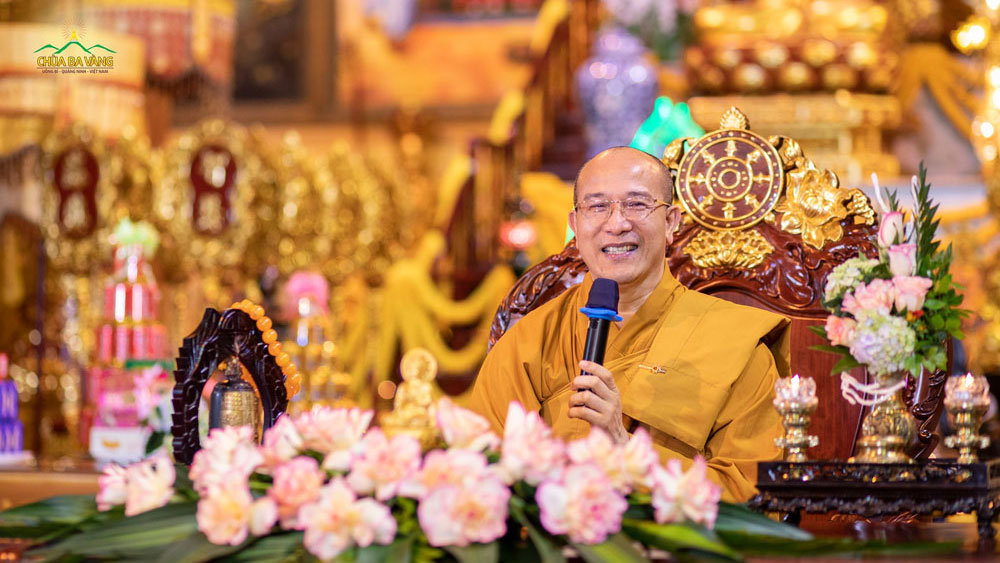 Sư Phụ Thích Trúc Thái Minh - Trụ trì chùa Ba Vàng đã chỉ dạy cho các Phật tử tham gia các hoạt động mang lại lợi ích cho cộng đồng xã hội 
