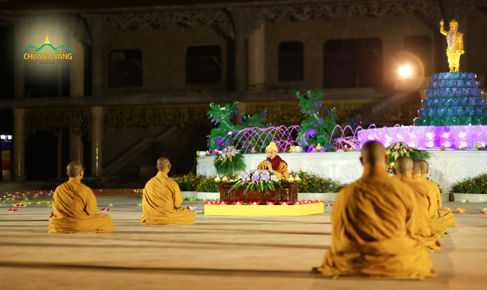 Sư Phụ Thích Trúc Thái Minh truyền trao những lời Pháp nhũ trong đêm hoa đăng tại chùa Ba Vàng