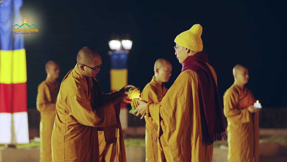 Sư Phụ truyền đăng tới chư Tăng trong đêm hoa đăng tại chùa Ba Vàng